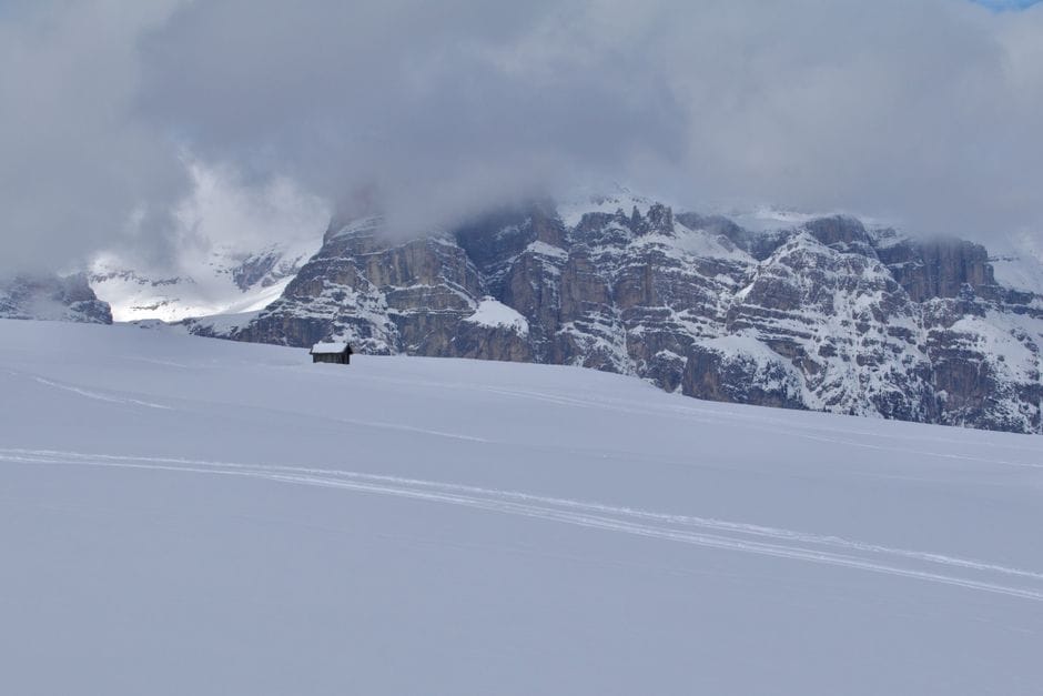 Ciaspole e sci alpinismo nelle Dolomiti: la montagna lenta d'inverno