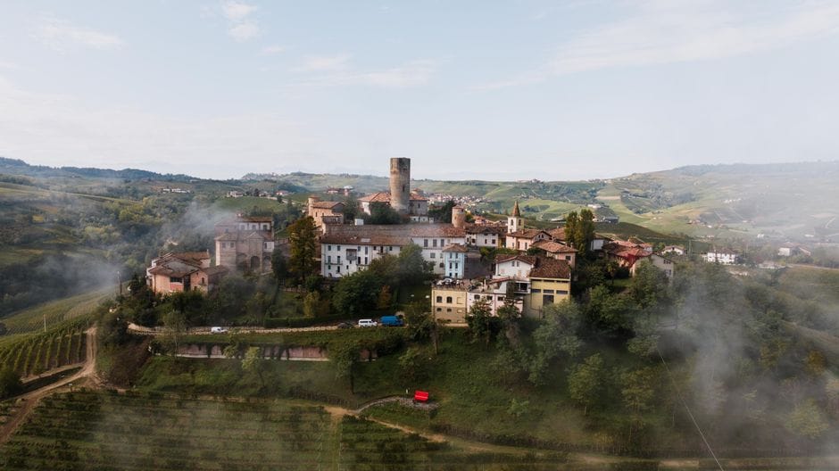 Langhe a vendemmia finita: nebbia, tartufo e cantine semivuote
