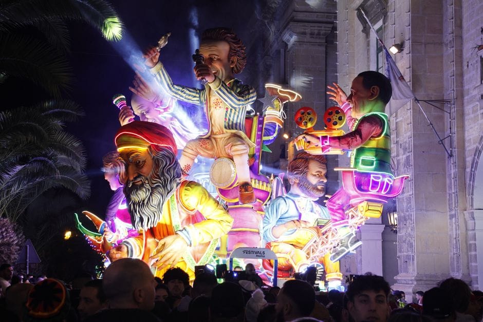 Carnevali d'Italia oltre Venezia: Ivrea, Viareggio e le battaglie di paese