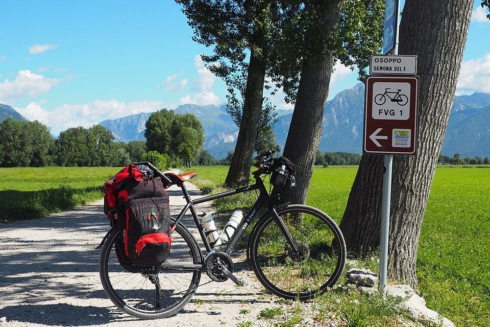 Cicloturismo estivo in Italia: le ciclovie più belle da pedalare a luglio, lontano dal traffico costiero