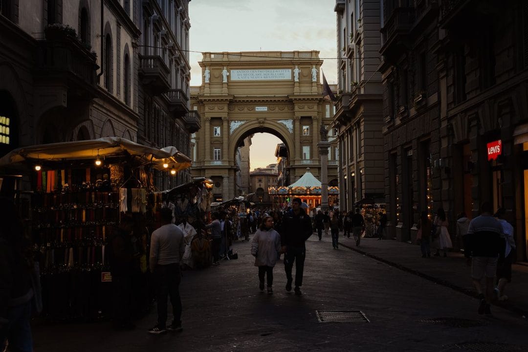 Mercatini serali d'estate: la mappa dello shopping italiano quando il sole tramonta