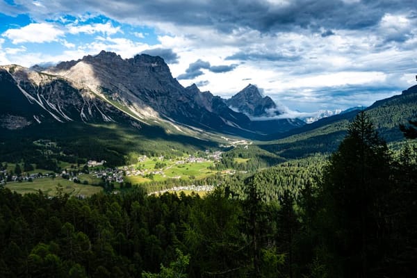 Dolomiti a fine primavera: prati fioriti, laghi e rifugi che riaprono