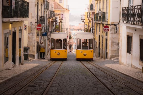 Lisbona d'inverno: sole tiepido, azulejos e past&eacute;is senza la calca estiva