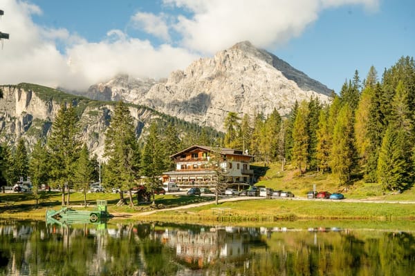 Laghi alpini e rifugi in quota: la fuga dal caldo che le Dolomiti offrono