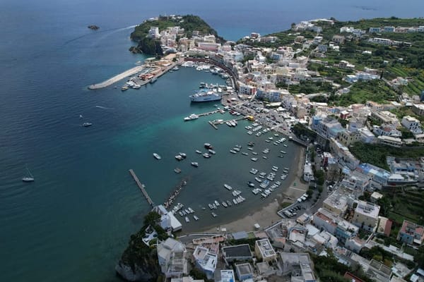 Fine agosto low cost: le mete di mare dove i prezzi crollano appena finisce Ferragosto